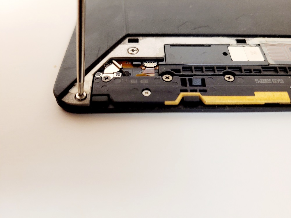 Kindle Voyage Battery Replacement Guide, replacing the lower screws